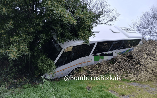 Autobús accidentado en Mundaka. BOMBEROS Y BOMBERAS DE BIZKAIA X