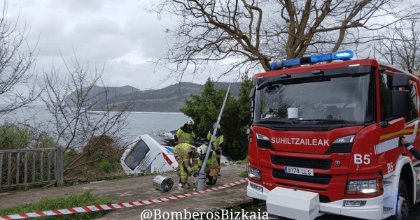 Autobús accidentado en Mundaka. BOMBEROS Y BOMBERAS DE BIZKAIA X