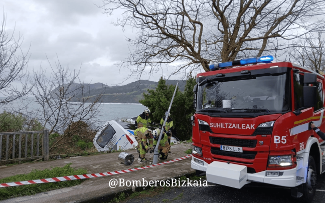 Autobús accidentado en Mundaka. BOMBEROS Y BOMBERAS DE BIZKAIA X