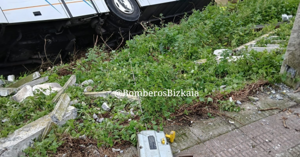 Autobús accidentado en Mundaka. BOMBEROS Y BOMBERAS DE BIZKAIA X