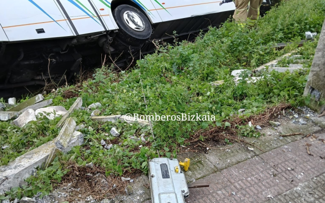 Autobús accidentado en Mundaka. BOMBEROS Y BOMBERAS DE BIZKAIA X