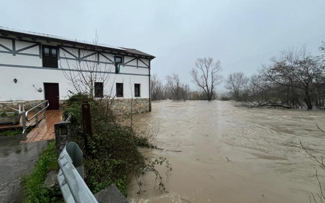El río Butrón se desborda a su paso por Mungia. Borja Guerrero