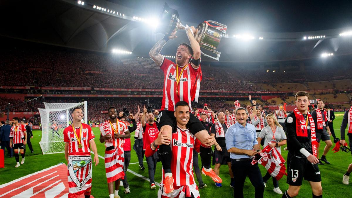 Iker Muniain alza el trofeo de Copa rodeado de sus compañeros tras la victoria del Athletic Club en La Cartuja