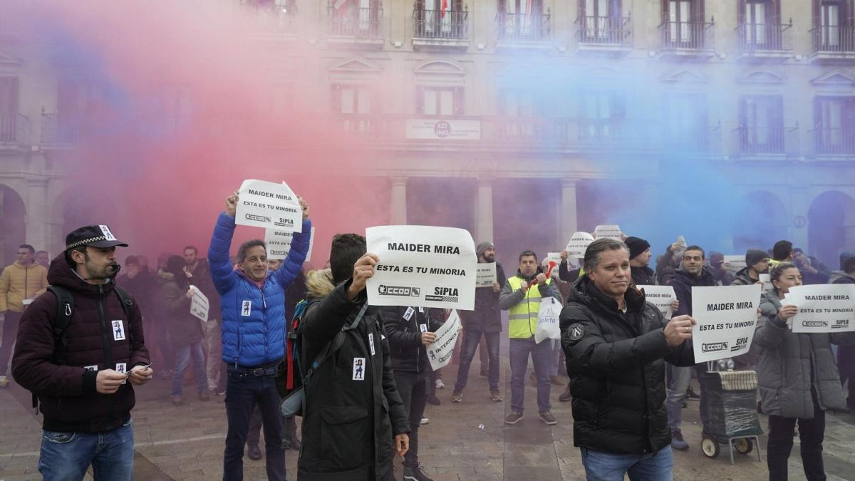  Protesta de la Policía Local frente al Ayuntamiento de Vitoria.