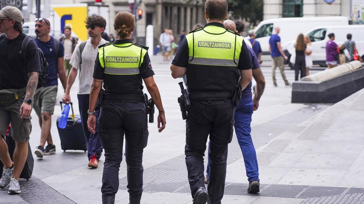 Agentes de la Policía Municipal de Bilbao, en la zona de Abando / DEIA - Miguel Acera