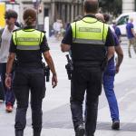 Agentes de la Policía Municipal de Bilbao, en la zona de Abando / DEIA - Miguel Acera
