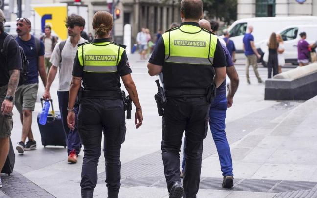 Agentes de la Policía Municipal de Bilbao, en la zona de Abando / DEIA - Miguel Acera