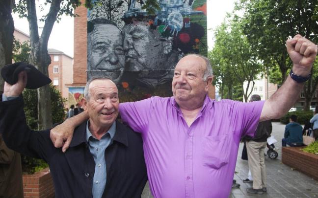 Presentación en 2015 del mural dedicado a las personas mayores de Zaramaga, que ahora se quiere recuperar Jorge Muñoz