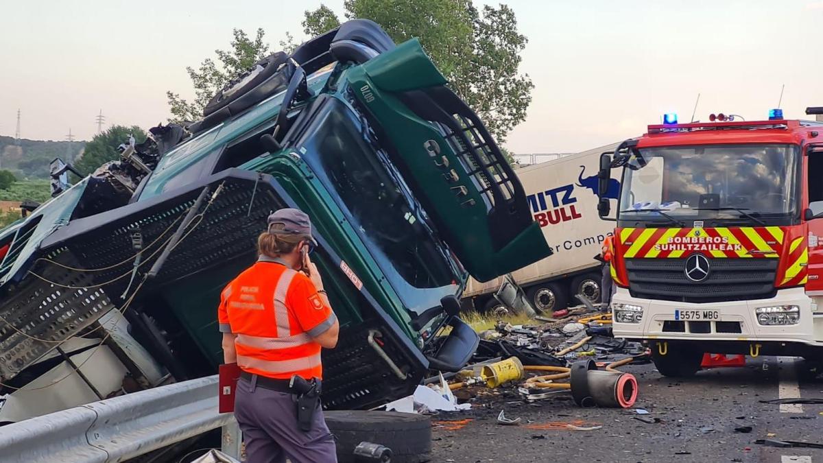Accidente en el que ha fallecido un camionero en la AP-68 a la altura de Murchante. Fermín Pérez-Nievas