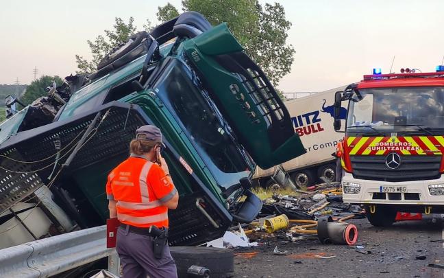 Accidente en el que ha fallecido un camionero en la AP-68 a la altura de Murchante. Fermín Pérez-Nievas