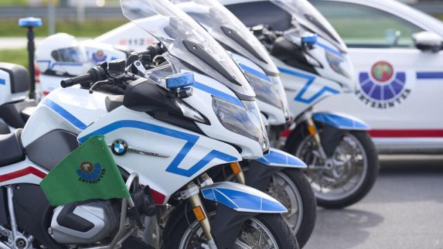 Vehículos de la Ertzaintza que están regulando el tráfico durante la Itzulia. Foto: Irekia