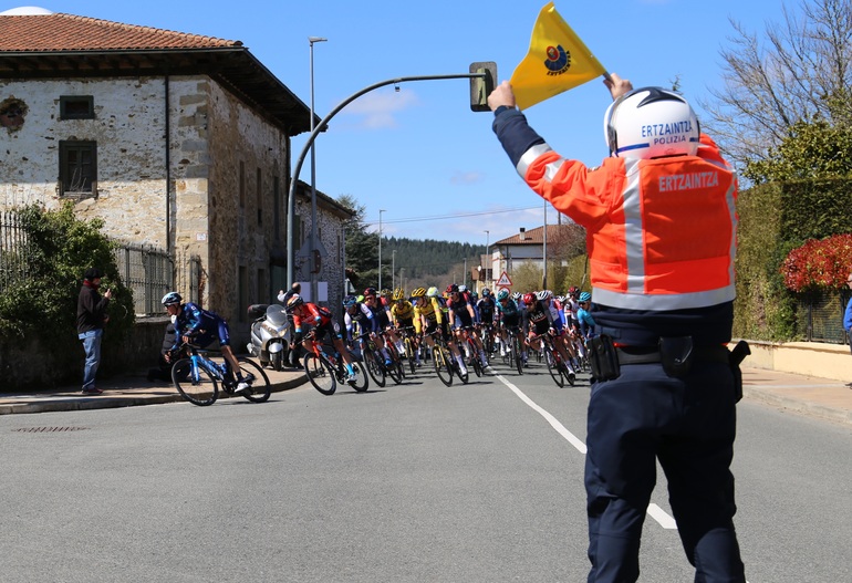 Un ertzaina regula el tráfico durante una prueba ciclista. Foto: Departamento de Seguridad