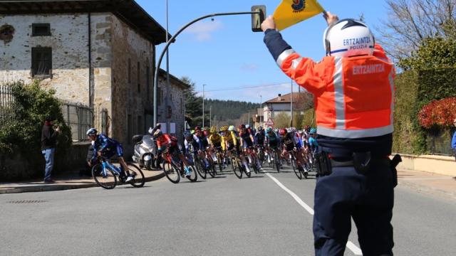 Un ertzaina regula el tráfico durante una prueba ciclista. Foto: Departamento de Seguridad