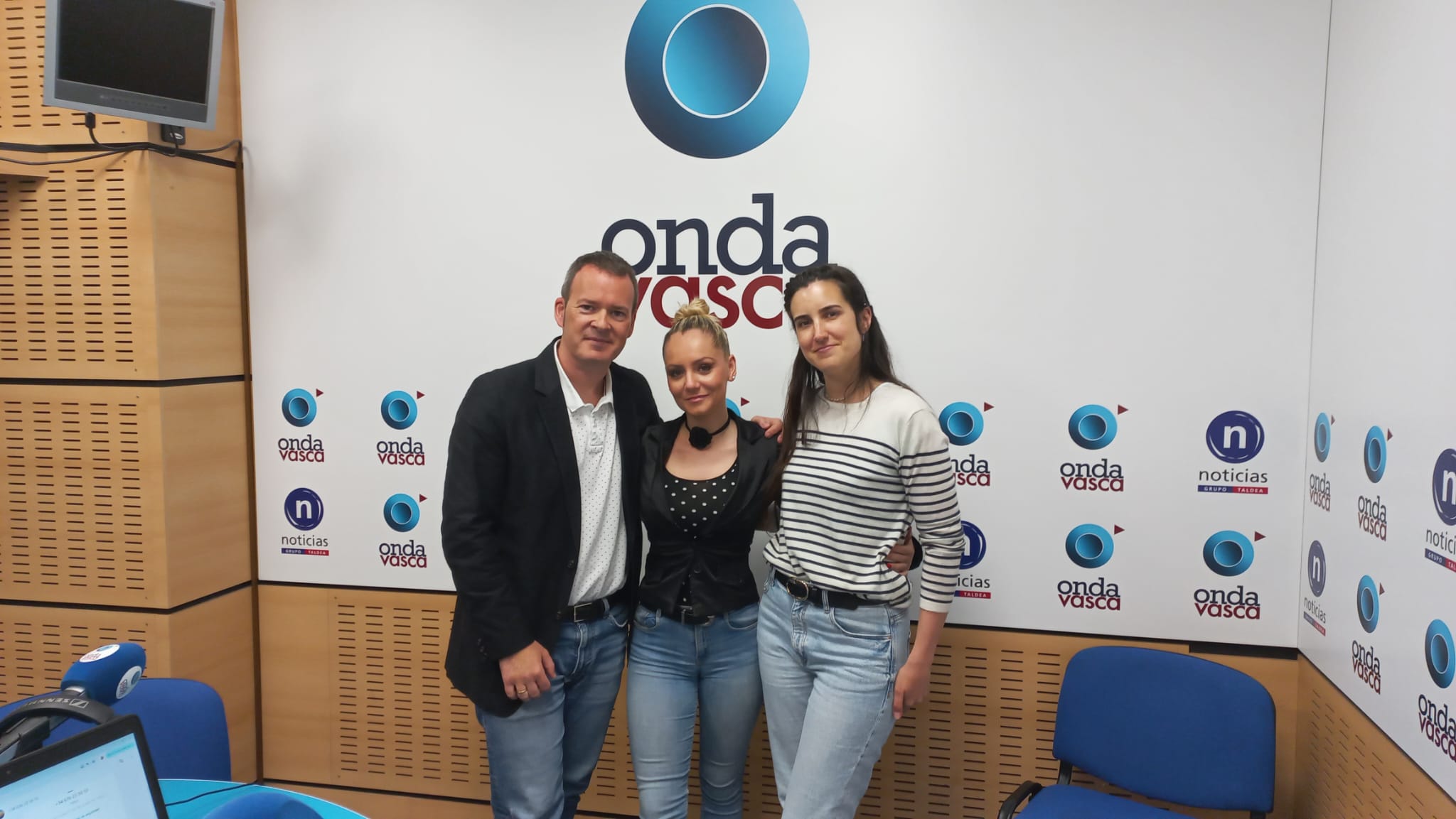 Naomi Lizundia en los estudios de Onda Vasca