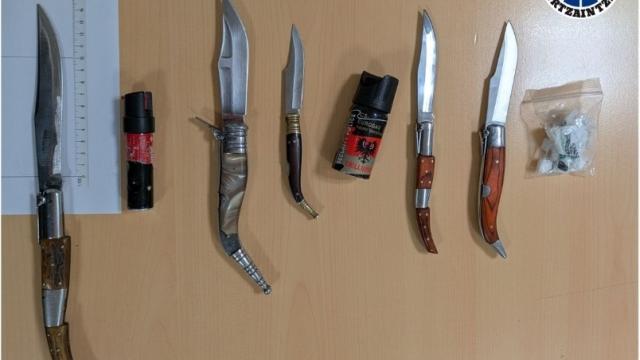 Armas blancas incautadas por la Ertzaintza en una discoteca de Barakaldo. DEPARTAMENTO DE SEGURIDAD