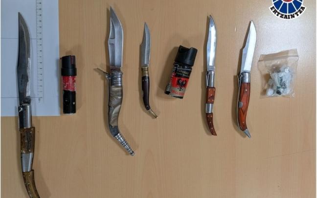 Armas blancas incautadas por la Ertzaintza en una discoteca de Barakaldo. DEPARTAMENTO DE SEGURIDAD