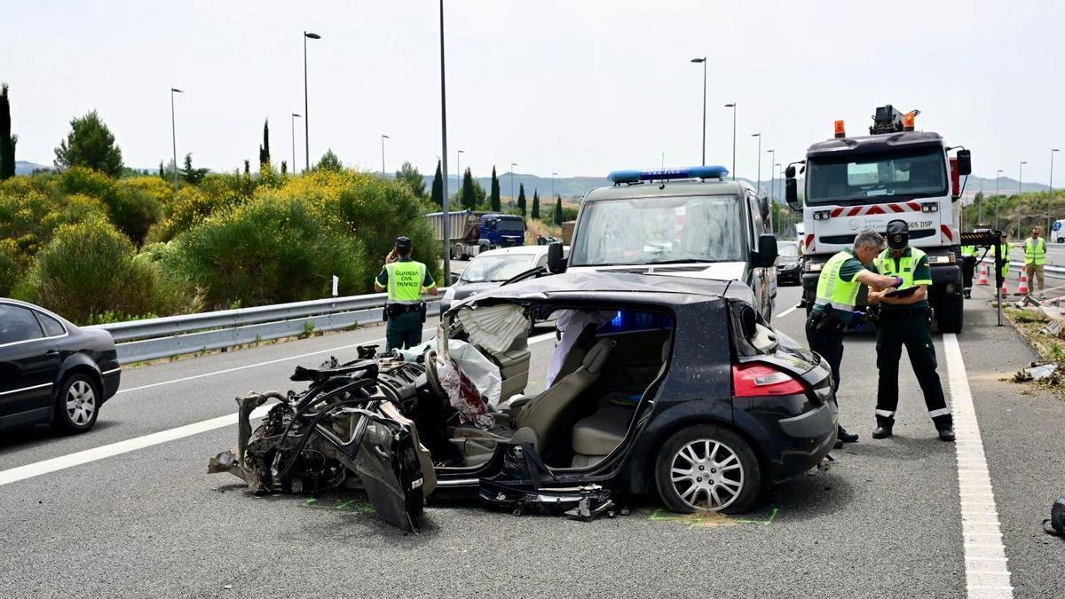 El vehículo accidentado en la Autovía del Camino, a la altura de Legarda. DIARIO DE NOTICIAS