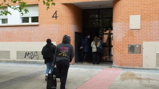 Edificio en el que murió una mujer precipitada desde una tercera planta en San Jorge Patxi Cascante