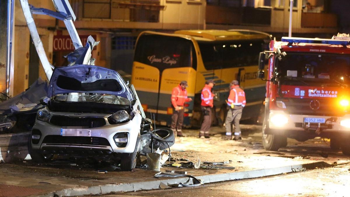 Estado del vehículo en el que viajaban los dos hermanos fallecidos, Ixeya y Daniel Pérez, como consecuencia de un accidente en el que un autobús de La Estellesa perdió el control y arrolló a varios coches y peatones. Javier Bergasa