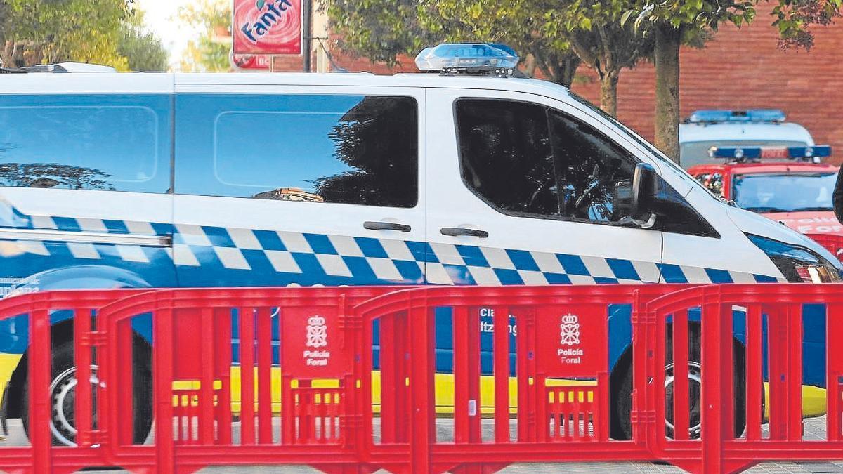 Un furgón de la Policía Municipal, a su llegada al Palacio de Justicia JAVIER BERGASA