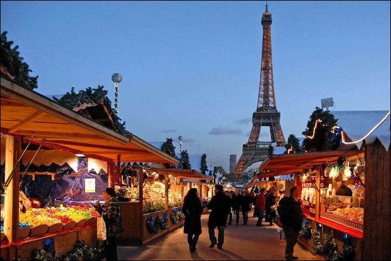 Mercado de Navidad en el Trocadero cerca de la Torre Eiffel