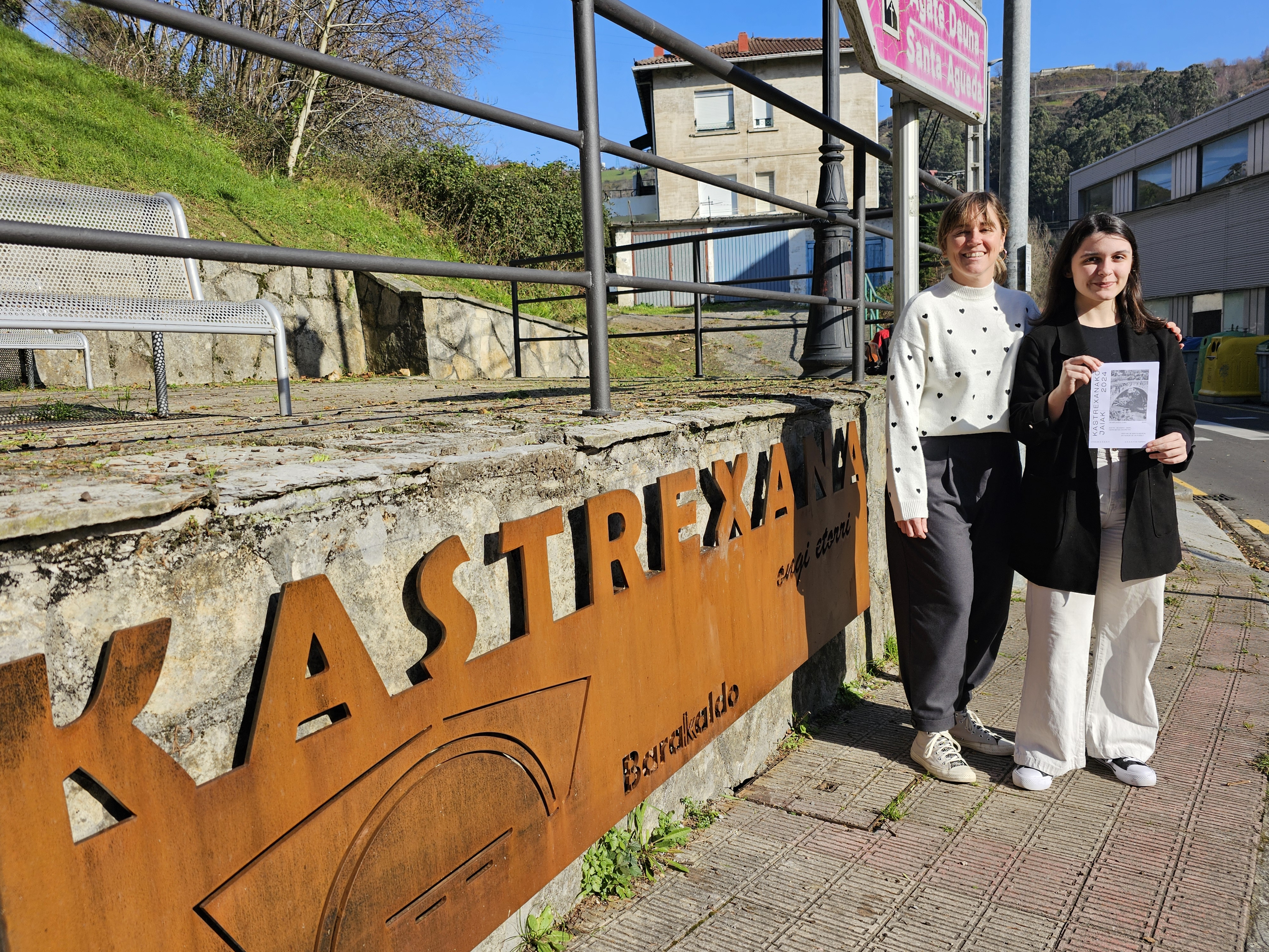 Nerea Cantero, concejala de Cultura, con Izaro Brea de la comisión de Fiestas de Kastrexana