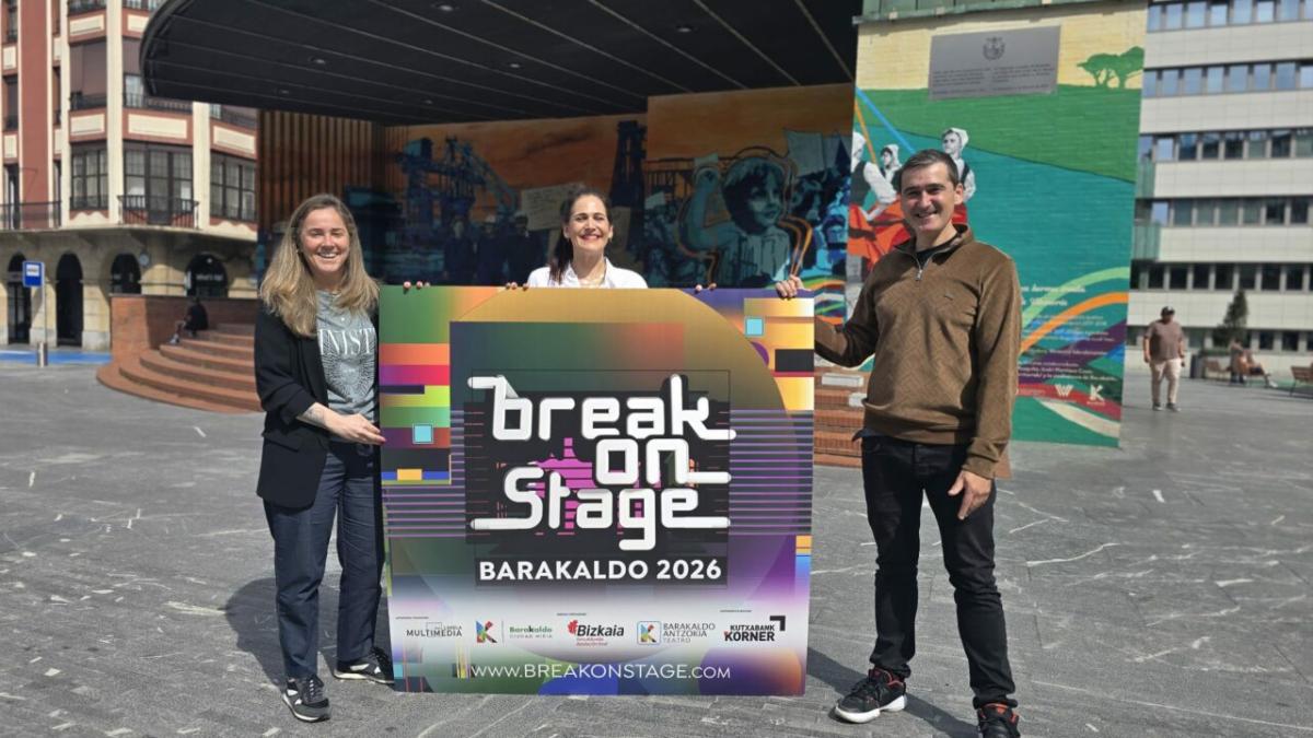 Nerea Cantero junto a Leixuri Arrizabalaga e Imanol Garaizabal con el cartel de Break On Stage en Barakaldo 26-4-21.jpeg