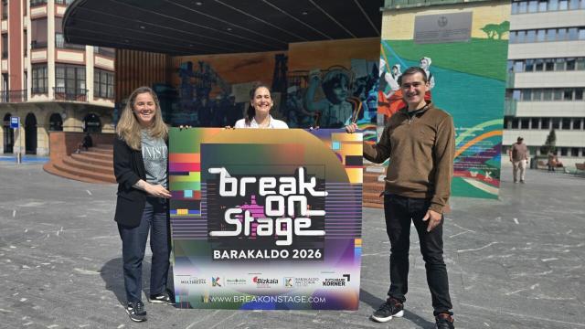 Nerea Cantero junto a Leixuri Arrizabalaga e Imanol Garaizabal con el cartel de Break On Stage en Barakaldo 26-4-21.jpeg