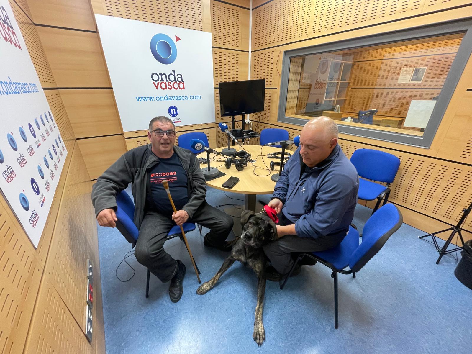 Nicolás Aguirre e Iñaki Ugartemendia, miembros activos del Club Villano de las Encartaciones, acompañados de Makur
