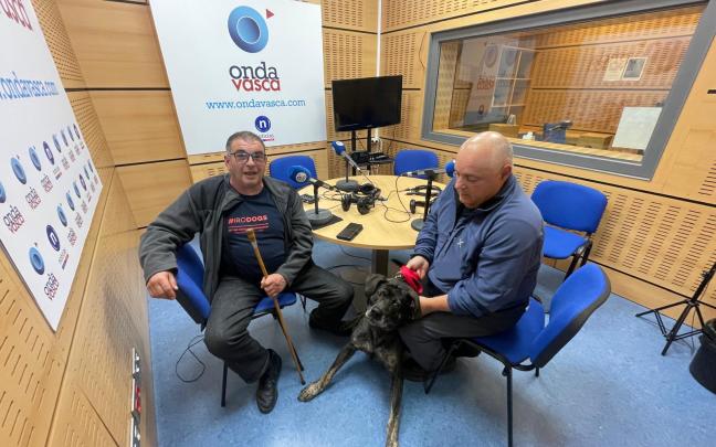 Nicolás Aguirre e Iñaki Ugartemendia, miembros activos del Club Villano de las Encartaciones, acompañados de Makur