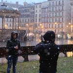 Los copos de nieve caen en Pamplona en una imagen de archivo. JAVIER BERGASA 