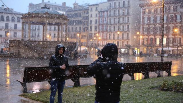 Los copos de nieve caen en Pamplona en una imagen de archivo. JAVIER BERGASA 