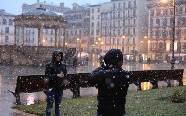 Los copos de nieve caen en Pamplona en una imagen de archivo. JAVIER BERGASA 