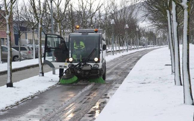 Vehículo habilitado para retirar nieve por el ayuntamiento. Jorge Muñoz