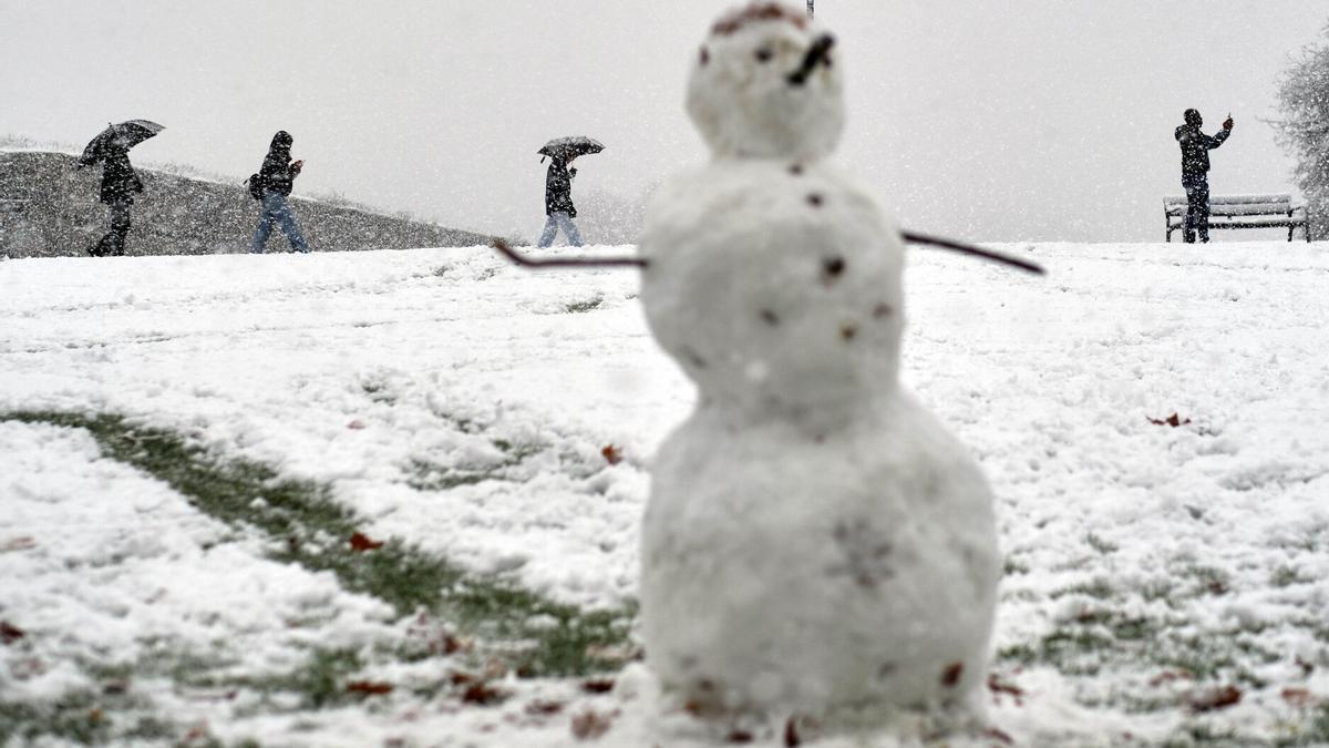 Imagen de archivo de muñeco de nieve en la Vuelta del Castillo durante la nevada de noviembre. Iban Aguinaga
