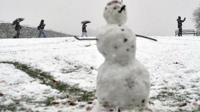 Imagen de archivo de muñeco de nieve en la Vuelta del Castillo durante la nevada de noviembre. Iban Aguinaga