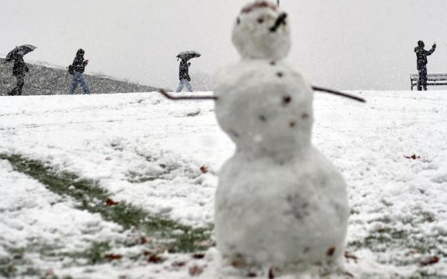 Imagen de archivo de muñeco de nieve en la Vuelta del Castillo durante la nevada de noviembre. Iban Aguinaga