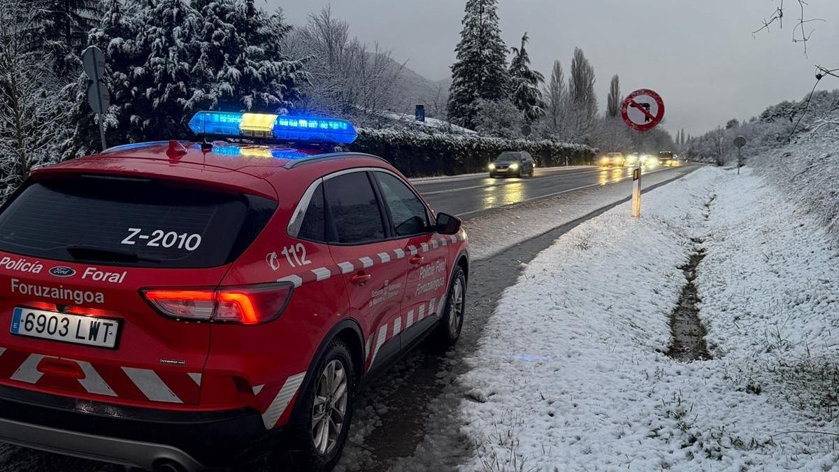 Vehículo de Policía Foral durante un temporal de nieve. EP.