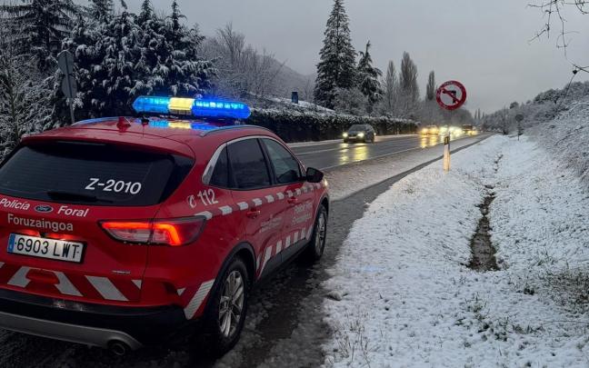 Vehículo de Policía Foral durante un temporal de nieve. EP.