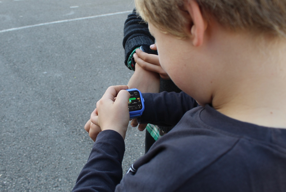 Niño con un reloj inteligente