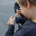 Niño con un reloj inteligente