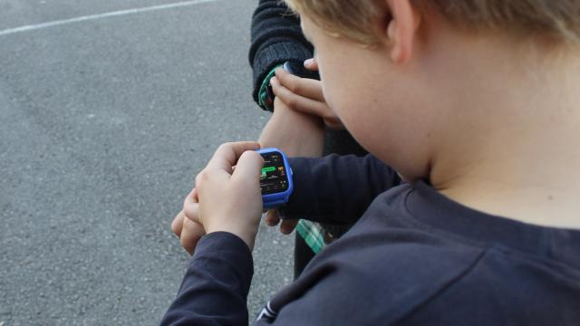 Niño con un reloj inteligente