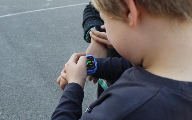 Niño con un reloj inteligente