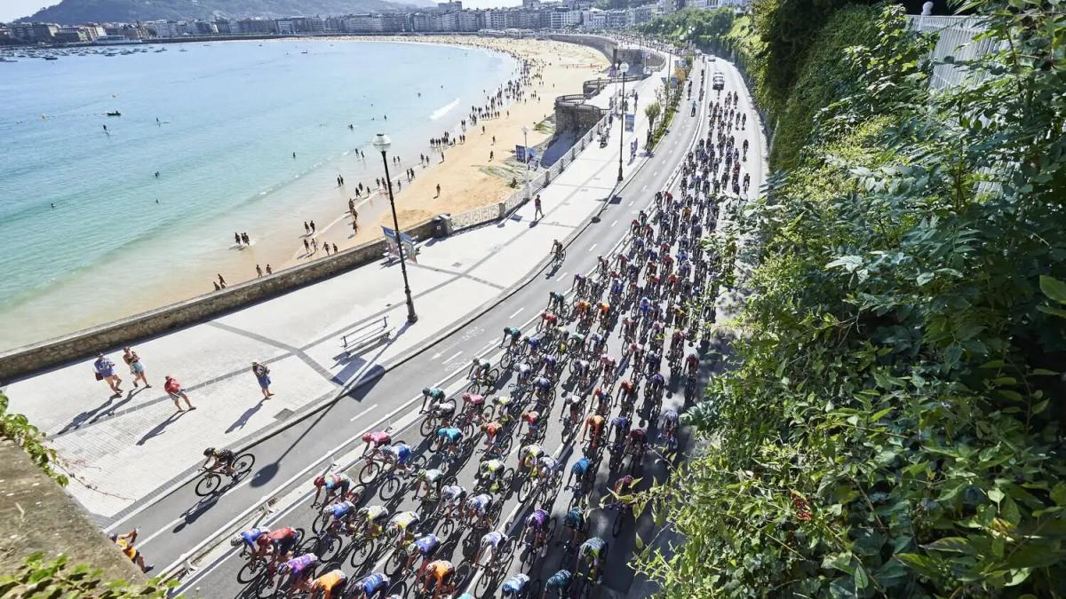 La Clásica San Sebastián en su paso por el paseo de La Concha