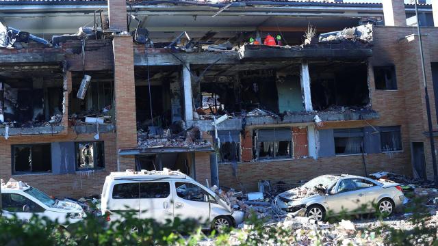 Los servicios de emergencia trabajan en los inmuebles afectados por la explosión. Oskar Montero.