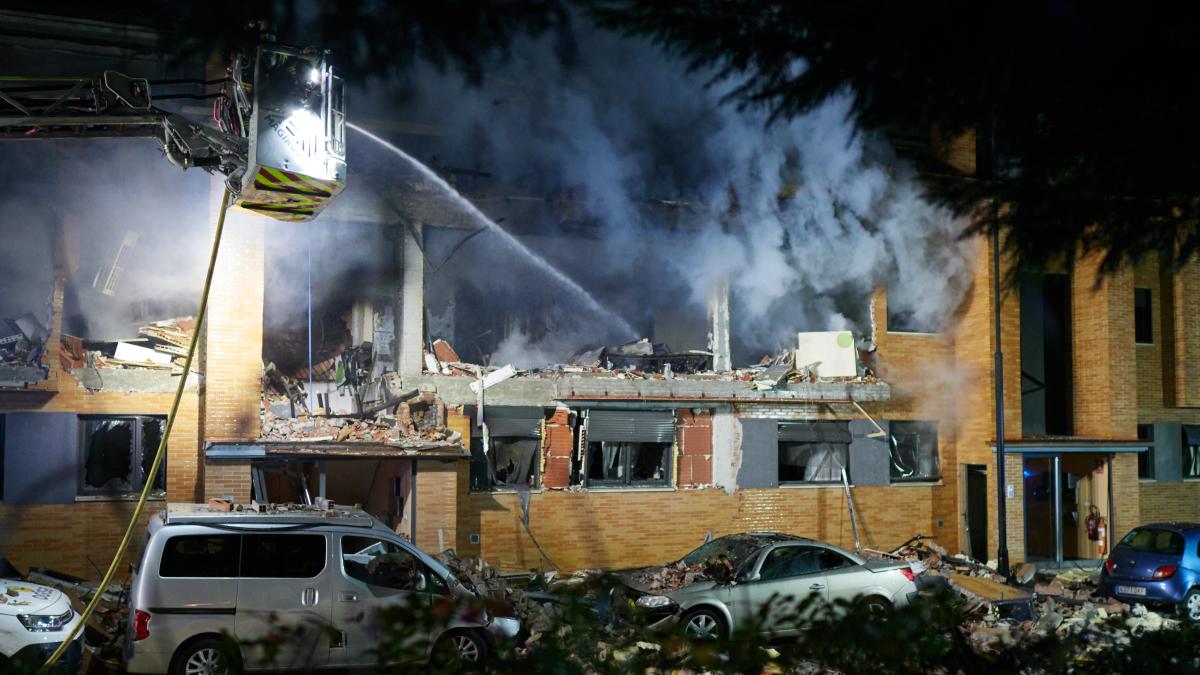 Los bomberos trabajan en el inmueble donde se produjo la explosión de gas. EP