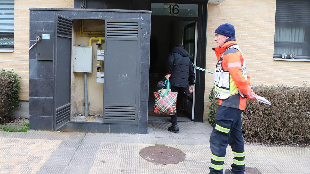 Un vecino accede a su vivienda en el portal 16 de la calle Concejo de Zabalegui. Javier Bergasa.