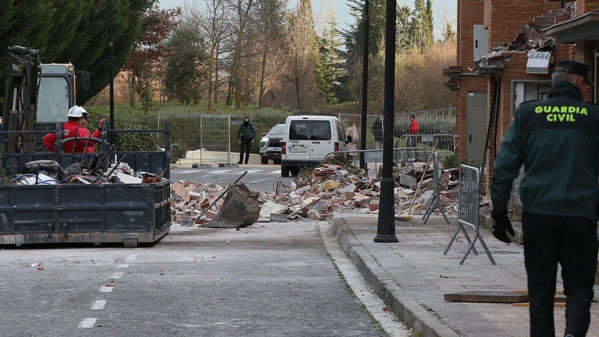 Los operarios trabajan en el lugar de la explosión. Javier Bergasa. 