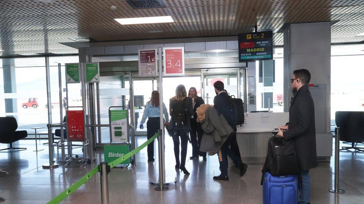 Pasajeros en la zona de embarque del aeropuerto de Pamplona Oskar Montero