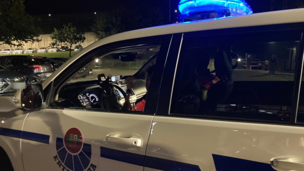 Durante la intervención, la mujer mostró un gran nerviosismo y trató de agredir a uno de los ertzainas, por lo que fue detenida / ERTZAINTZA